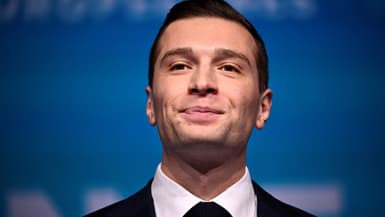 Jordan Bardella, président du Rassemblement National (RN), sourit alors qu'il s'adresse aux militants après l'annonce des premiers résultats lors d'une soirée de rassemblement du parti d'extrême droite français Rassemblement National (RN), le dernier jour des élections au Parlement européen, au Pavillon Chesnaie du Roy à Paris, le 9 juin 2024.