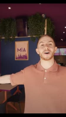 Amiens: le youtubeur Michou réunit une foule beaucoup plus grande que prévu pour l'inauguration de son fast-food