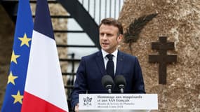 Emmanuel Macron prononce un discours lors d'une cérémonie à la mémoire des parachutistes SAS et des Forces françaises libres morts en Bretagne pendant la Seconde Guerre mondiale, au mémorial SAS (Special Air Service) de La Gree mill à Plumelec, dans l'ouest de la France, le 5 juin 2024.