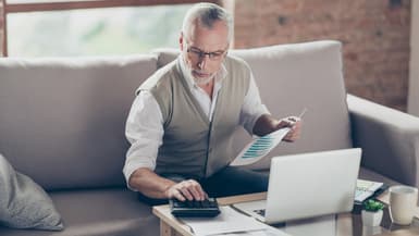Alors que les entreprises sont réticentes à l'idée d'engager des séniors, ces derniers décident de plus en plus de se lancer dans l'entrepreneuriat.
