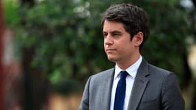 Gabriel Attal lors d'une visite au collège-lycée du Parc Impérial pour lancer une expérience d'"internat éducatif" pour les élèves en difficulté à Nice, le 22 avril 2024.