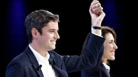 Valérie Hayer (à droite) et Gabriel Attal (à gauche) lèvent la main en l'air alors qu'ils se tiennent sur scène lors du lancement du parti Renew Europe. campagne politique pour les prochaines élections du Parlement européen, à Lille, dans le nord de la France, le 9 mars 2024.