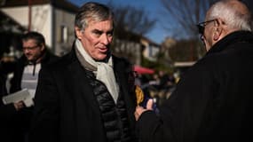 L'ancien ministre du Budget Jérôme Cahuzac en visite dans un marché de Monsempron-Libos (Lot-et-Garonne) le 23 novembre 2023