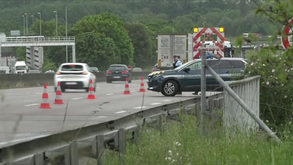 Le dispositif de la gendarmerie au niveau du péage d'Incarville dans l'Eure, mardi 14 mai, après l'attaque d'un fourgon pénitentiaire. Le dispositif de la gendarmerie au niveau du péage d'Incarville dans l'Eure, mardi 14 mai, après l'attaque d'un fourgon pénitentiaire.