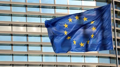 Le drapeau de l'Union européenne flotte devant le Parlement européen le 23 avril 2024