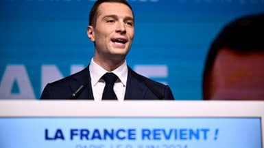 Le président du Rassemblement national (RN) Jordan Bardella s'adresse aux militants du parti lors de la soirée électorale des élections européennes, le 9 juin 2024 à Paris 