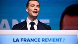 Le président du Rassemblement national (RN) Jordan Bardella s'adresse aux militants du parti lors de la soirée électorale des élections européennes, le 9 juin 2024 à Paris 