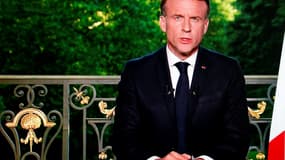 Photo du président français Emmanuel Macron s'exprimant lors d'une allocution télévisée après l'annonce des résultats aux élections européennes, le 9 juin 2024