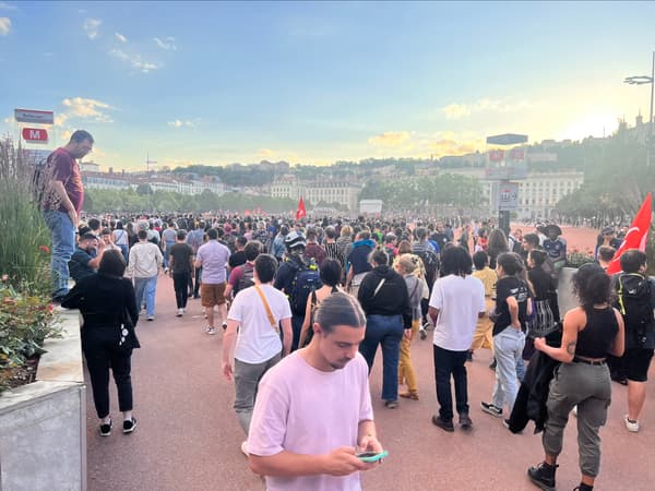 Après la place des Terreaux et celle de la République, les manifestants ont ensuite pris la direction de la place Bellecour de Lyon Après la place des Terreaux et celle de la République, les manifestants ont ensuite pris la direction de la place Bellecour de Lyon