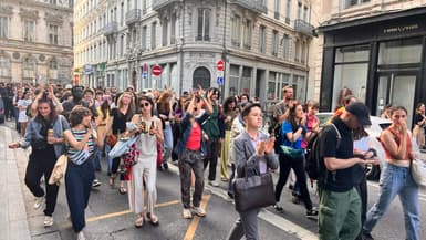 Les personnes participant à la manifestation se sont rassemblées à la place des Terreaux.