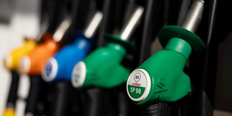 Des pistolets à carburants dans une station Totalénergies à Faches-Thumesnil, près de Lille, le 10 août 2023.